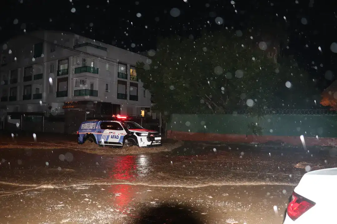 Fırtına ve Hortum Seraları Yıktı, Yollar Göle Döndü 1